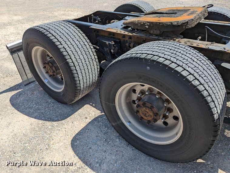 image for item MN9968 2017 Peterbilt 579  semi truck