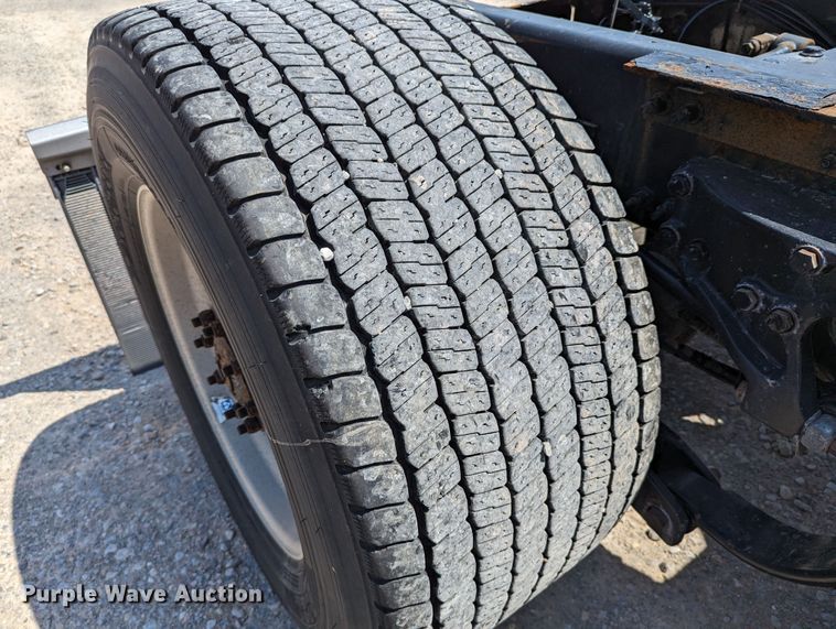 image for item MN9968 2017 Peterbilt 579  semi truck