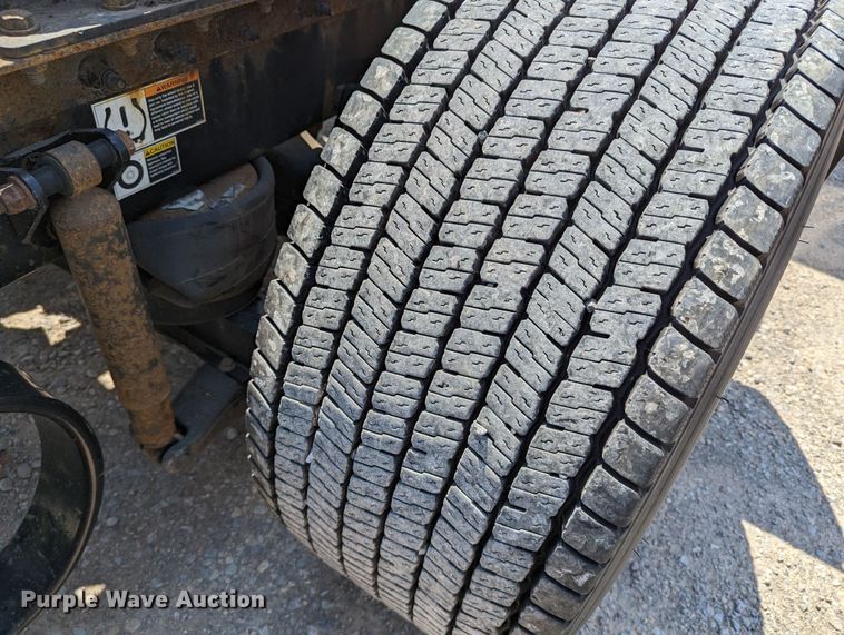 image for item MN9968 2017 Peterbilt 579  semi truck