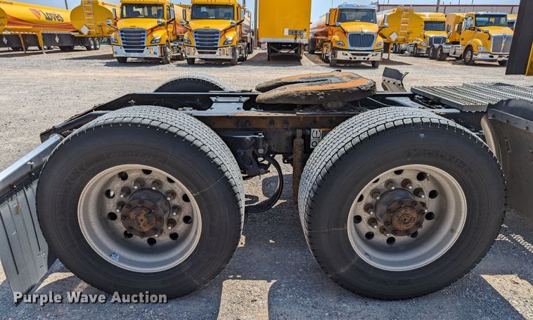 image for item MN9968 2017 Peterbilt 579  semi truck