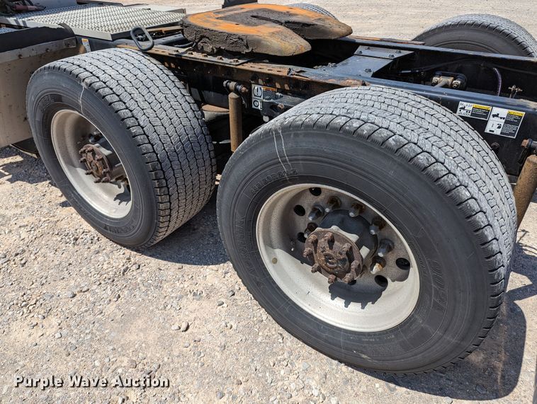 image for item MN9968 2017 Peterbilt 579  semi truck