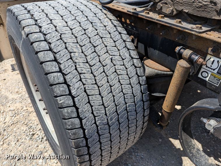 image for item MN9968 2017 Peterbilt 579  semi truck