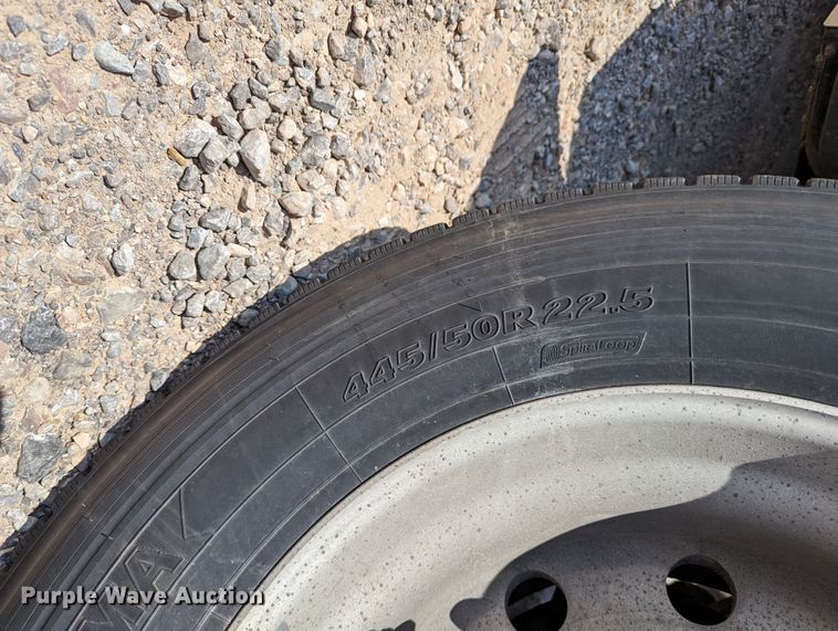 image for item MN9968 2017 Peterbilt 579  semi truck