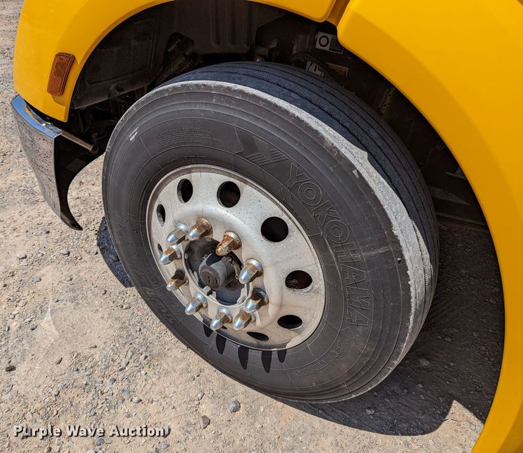 image for item MN9968 2017 Peterbilt 579  semi truck