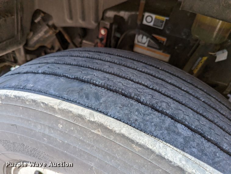 image for item MN9968 2017 Peterbilt 579  semi truck