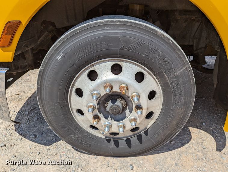 image for item MN9968 2017 Peterbilt 579  semi truck