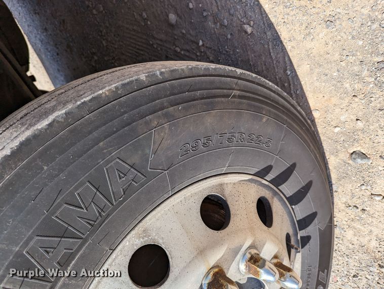 image for item MN9968 2017 Peterbilt 579  semi truck