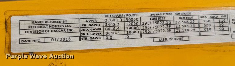 image for item MN9968 2017 Peterbilt 579  semi truck