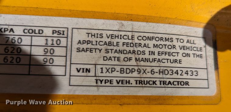 image for item MN9968 2017 Peterbilt 579  semi truck