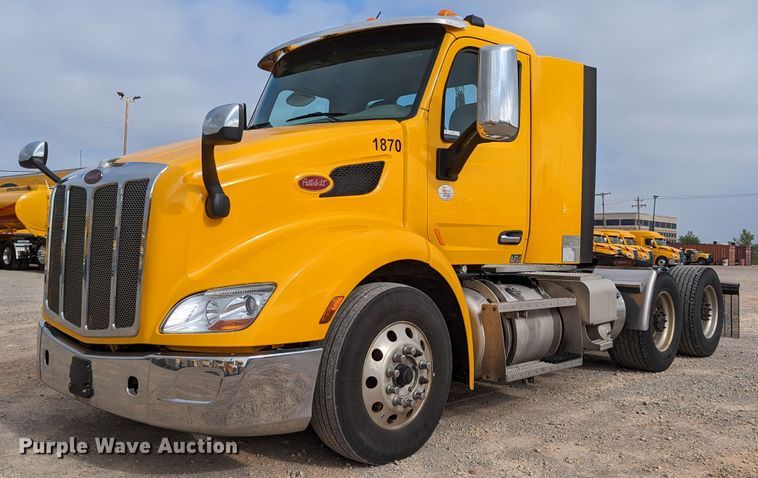 image for item MN9969 2019 Peterbilt 579  semi truck