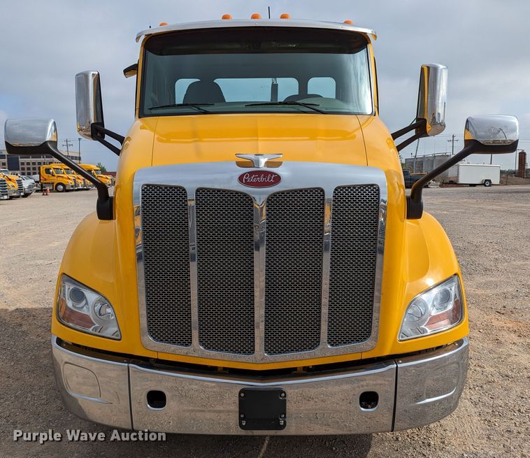 image for item MN9969 2019 Peterbilt 579  semi truck