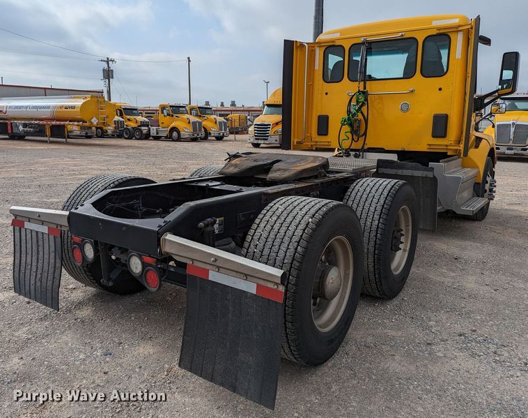 image for item MN9969 2019 Peterbilt 579  semi truck