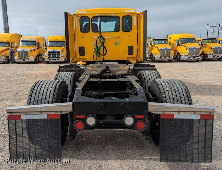 image for item MN9969 2019 Peterbilt 579  semi truck