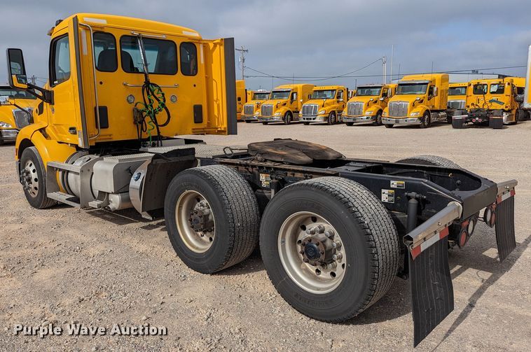 image for item MN9969 2019 Peterbilt 579  semi truck