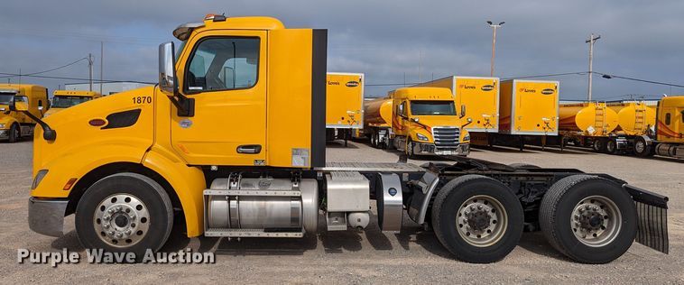 image for item MN9969 2019 Peterbilt 579  semi truck