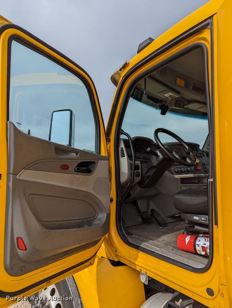 image for item MN9969 2019 Peterbilt 579  semi truck