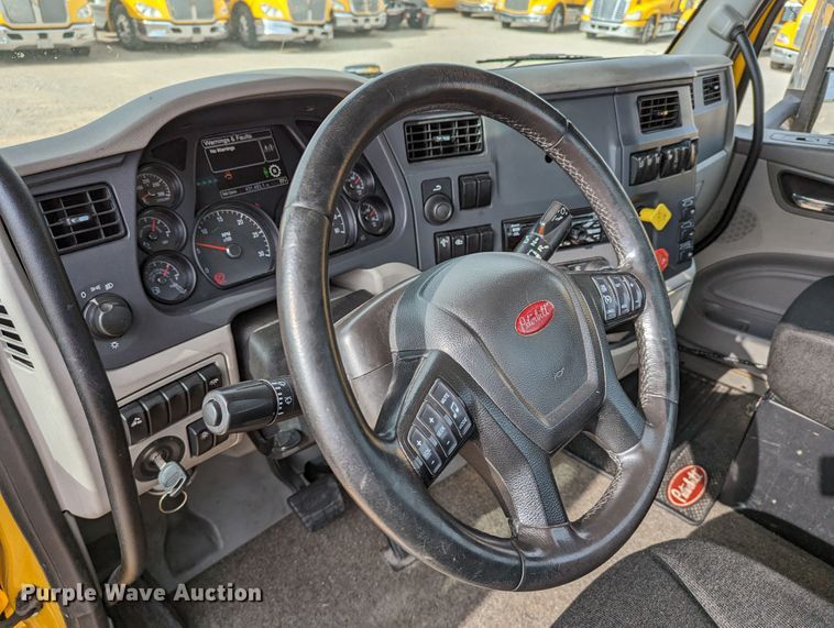 image for item MN9969 2019 Peterbilt 579  semi truck