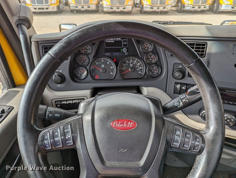 image for item MN9969 2019 Peterbilt 579  semi truck