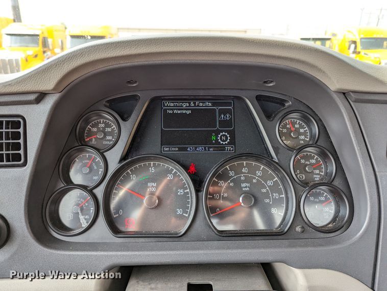 image for item MN9969 2019 Peterbilt 579  semi truck