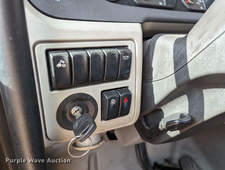 image for item MN9969 2019 Peterbilt 579  semi truck