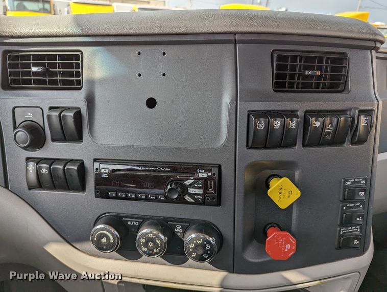 image for item MN9969 2019 Peterbilt 579  semi truck