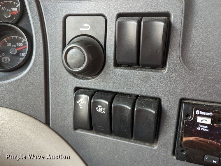 image for item MN9969 2019 Peterbilt 579  semi truck