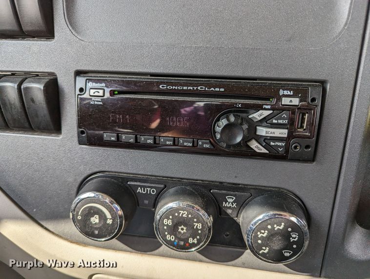 image for item MN9969 2019 Peterbilt 579  semi truck