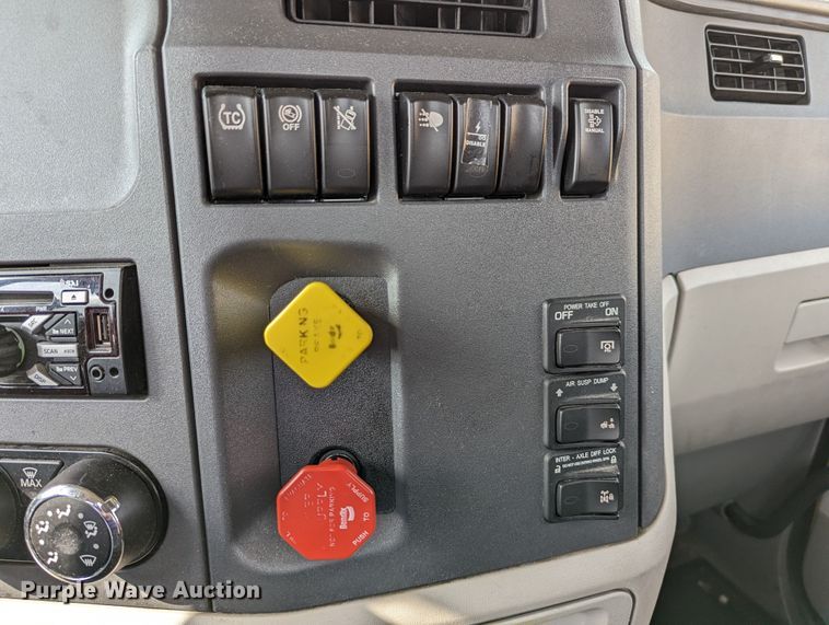 image for item MN9969 2019 Peterbilt 579  semi truck