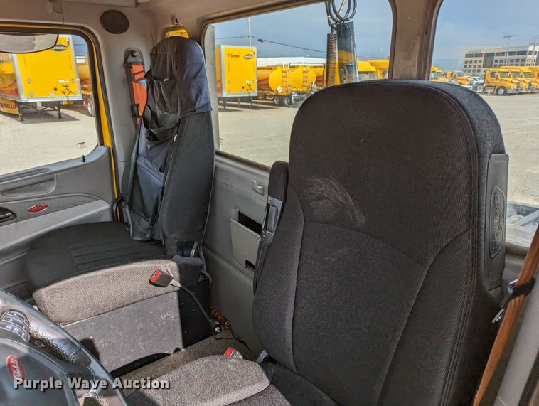 image for item MN9969 2019 Peterbilt 579  semi truck