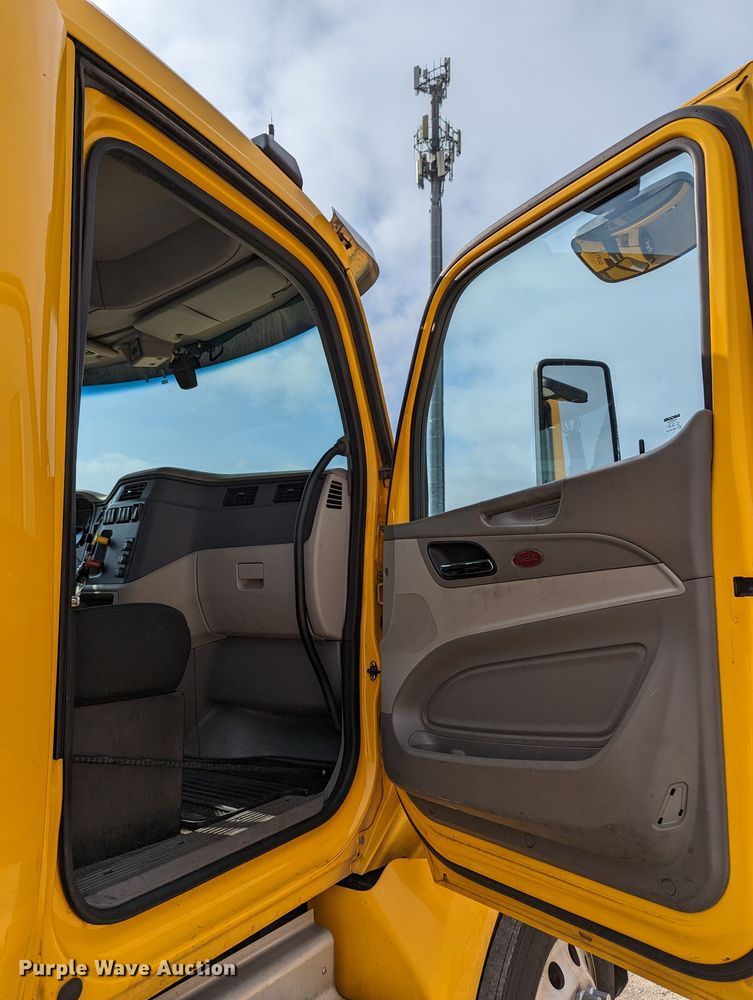 image for item MN9969 2019 Peterbilt 579  semi truck
