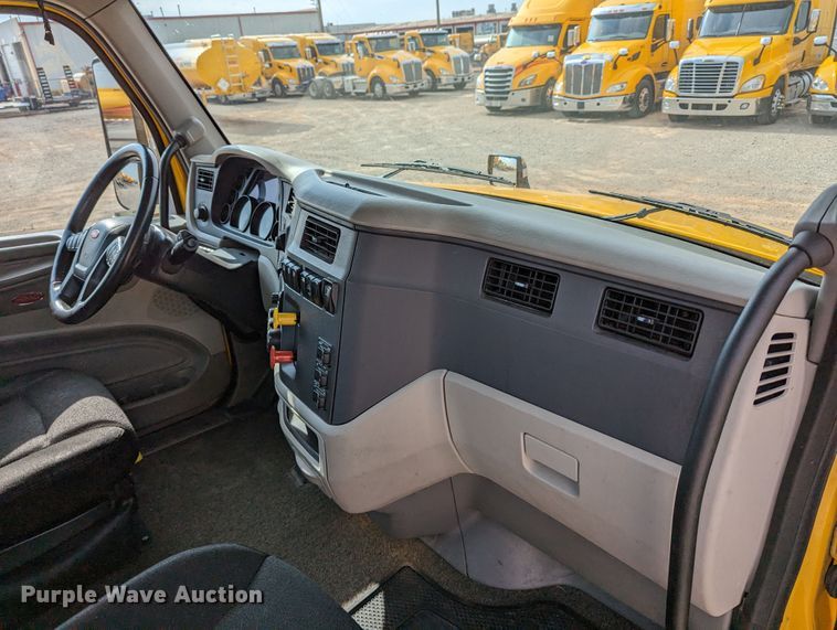 image for item MN9969 2019 Peterbilt 579  semi truck
