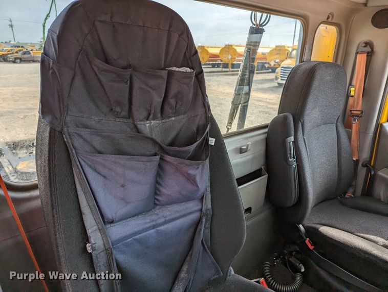 image for item MN9969 2019 Peterbilt 579  semi truck