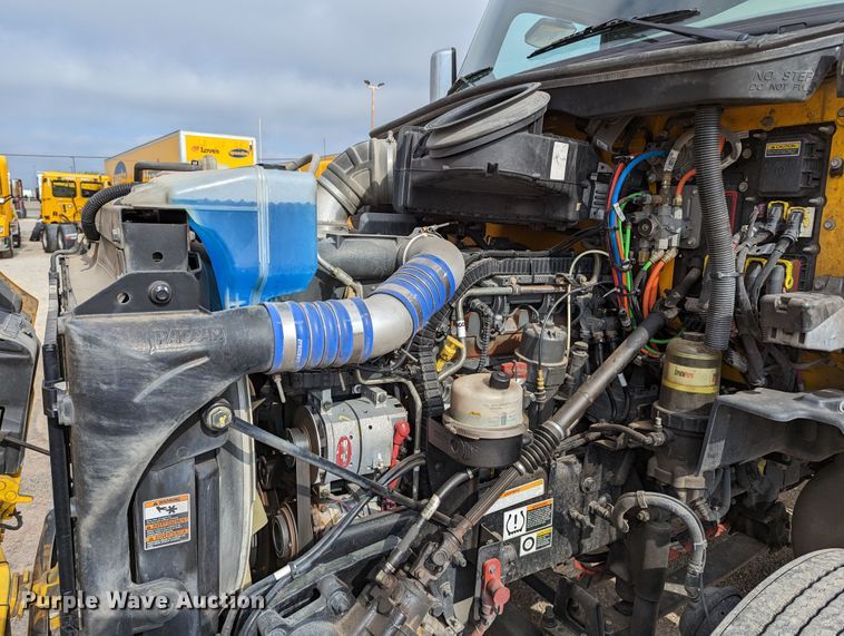 image for item MN9969 2019 Peterbilt 579  semi truck