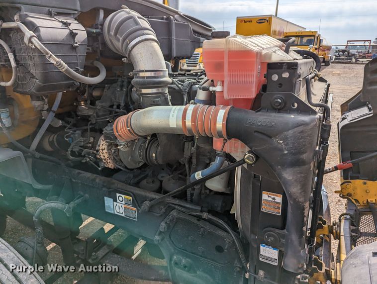 image for item MN9969 2019 Peterbilt 579  semi truck