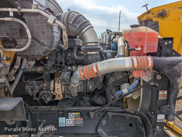 image for item MN9969 2019 Peterbilt 579  semi truck