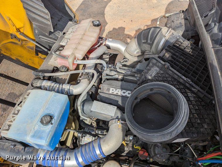 image for item MN9969 2019 Peterbilt 579  semi truck