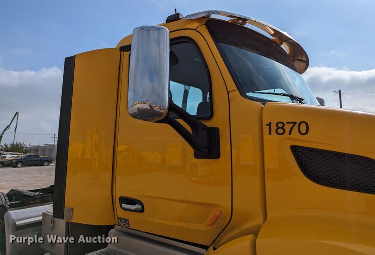 image for item MN9969 2019 Peterbilt 579  semi truck