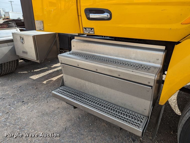 image for item MN9969 2019 Peterbilt 579  semi truck