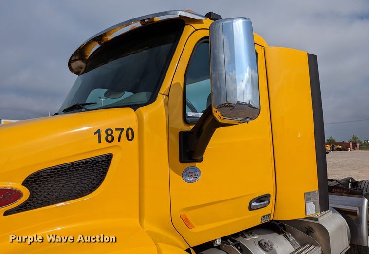 image for item MN9969 2019 Peterbilt 579  semi truck