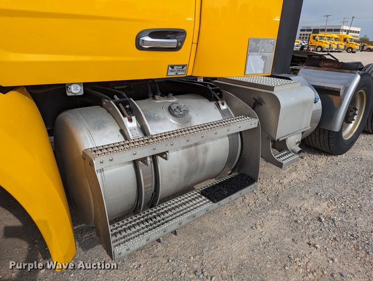 image for item MN9969 2019 Peterbilt 579  semi truck