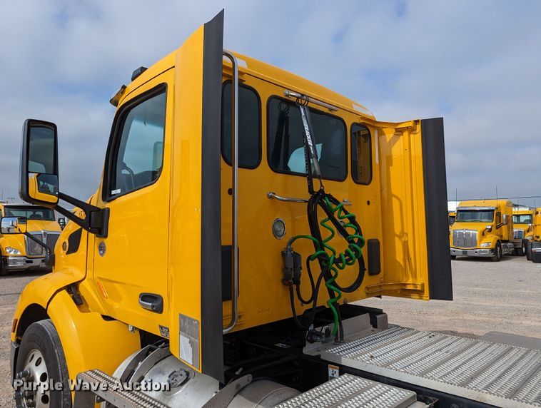 image for item MN9969 2019 Peterbilt 579  semi truck