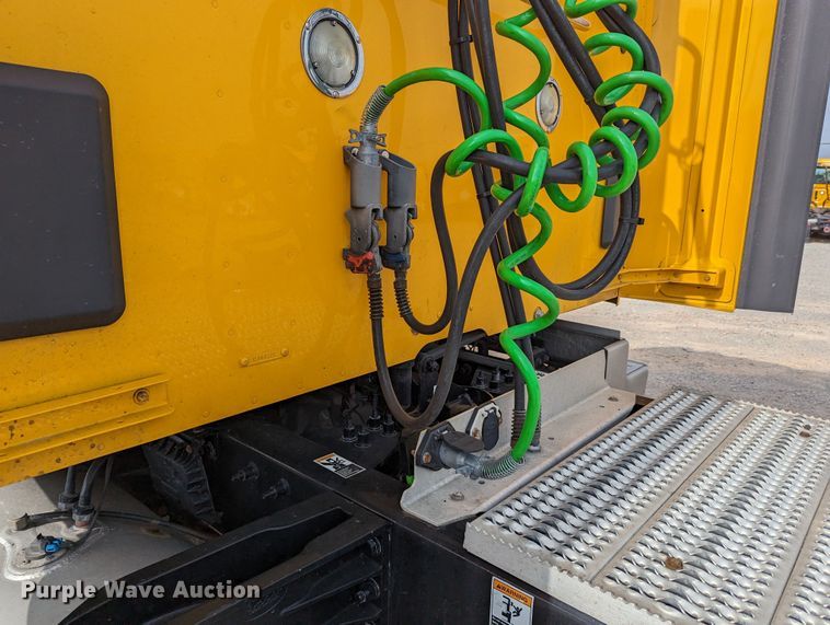 image for item MN9969 2019 Peterbilt 579  semi truck