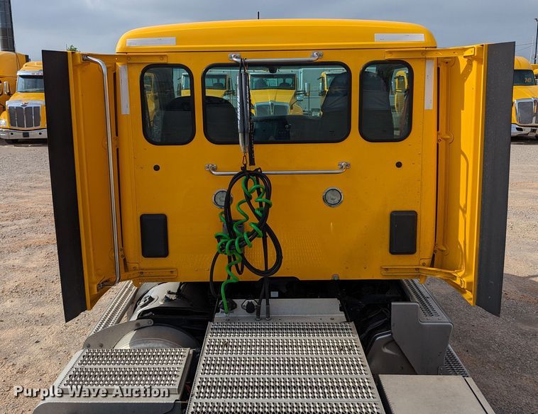 image for item MN9969 2019 Peterbilt 579  semi truck