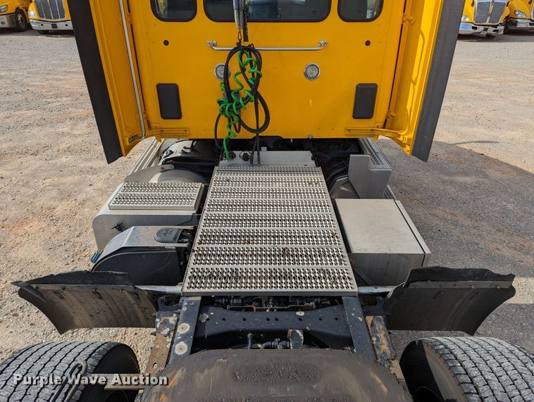 image for item MN9969 2019 Peterbilt 579  semi truck