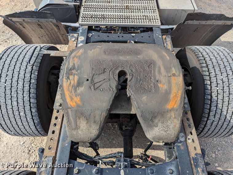 image for item MN9969 2019 Peterbilt 579  semi truck