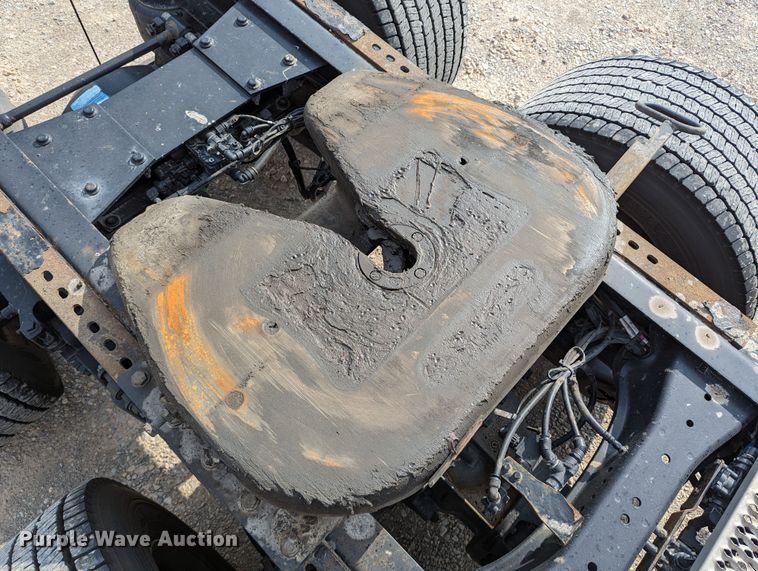 image for item MN9969 2019 Peterbilt 579  semi truck