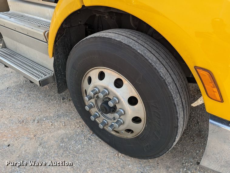 image for item MN9969 2019 Peterbilt 579  semi truck