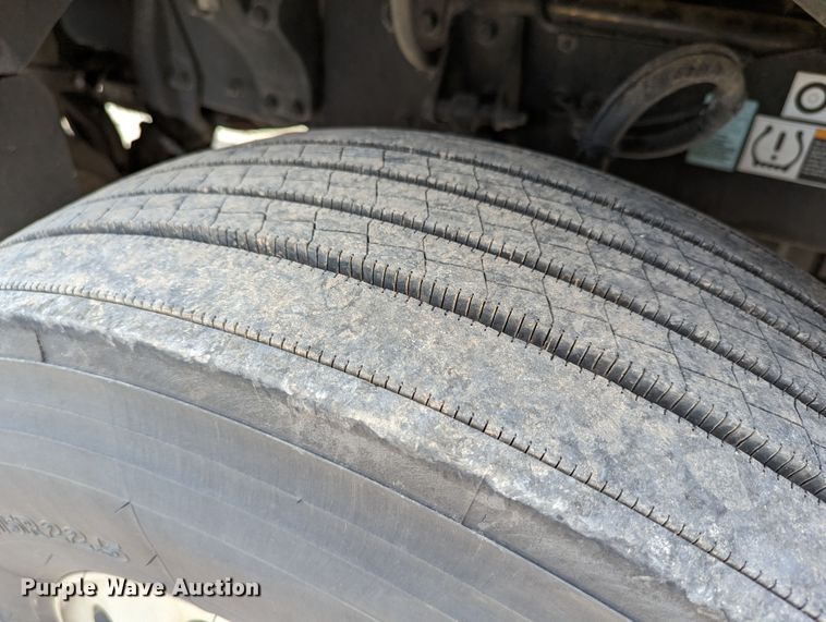 image for item MN9969 2019 Peterbilt 579  semi truck