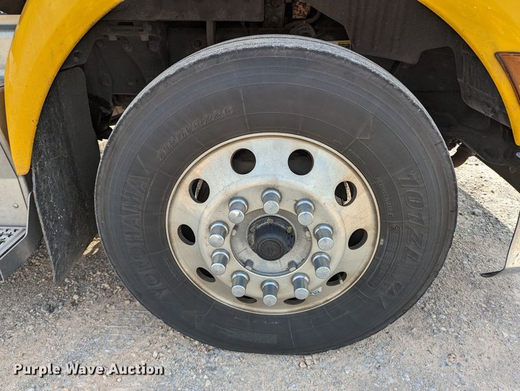 image for item MN9969 2019 Peterbilt 579  semi truck