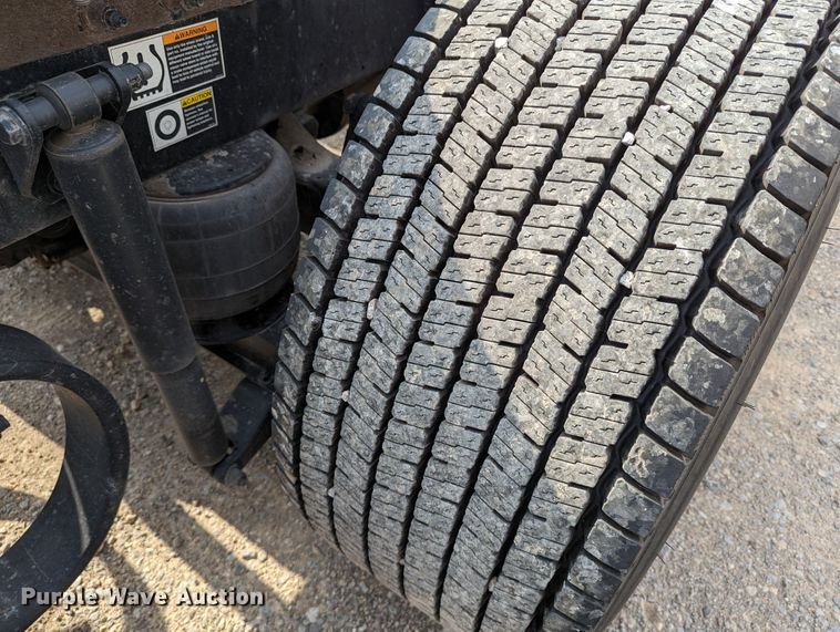 image for item MN9969 2019 Peterbilt 579  semi truck